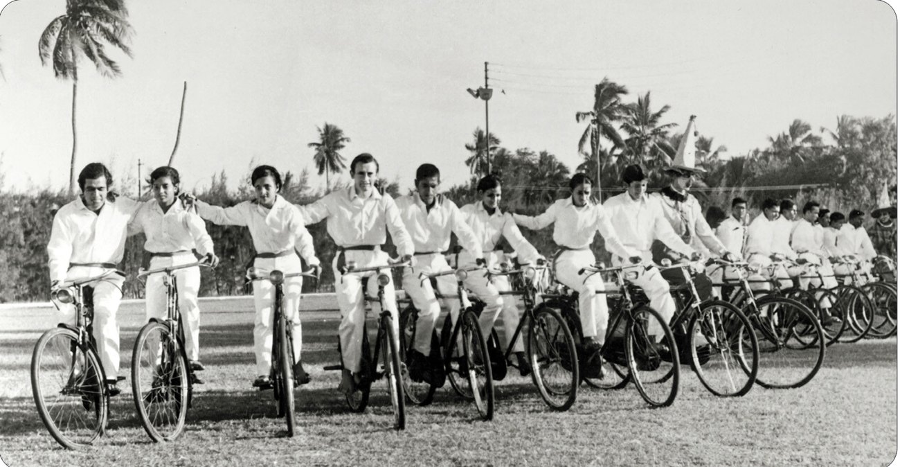 Promesse cycling in a row with others in the playground