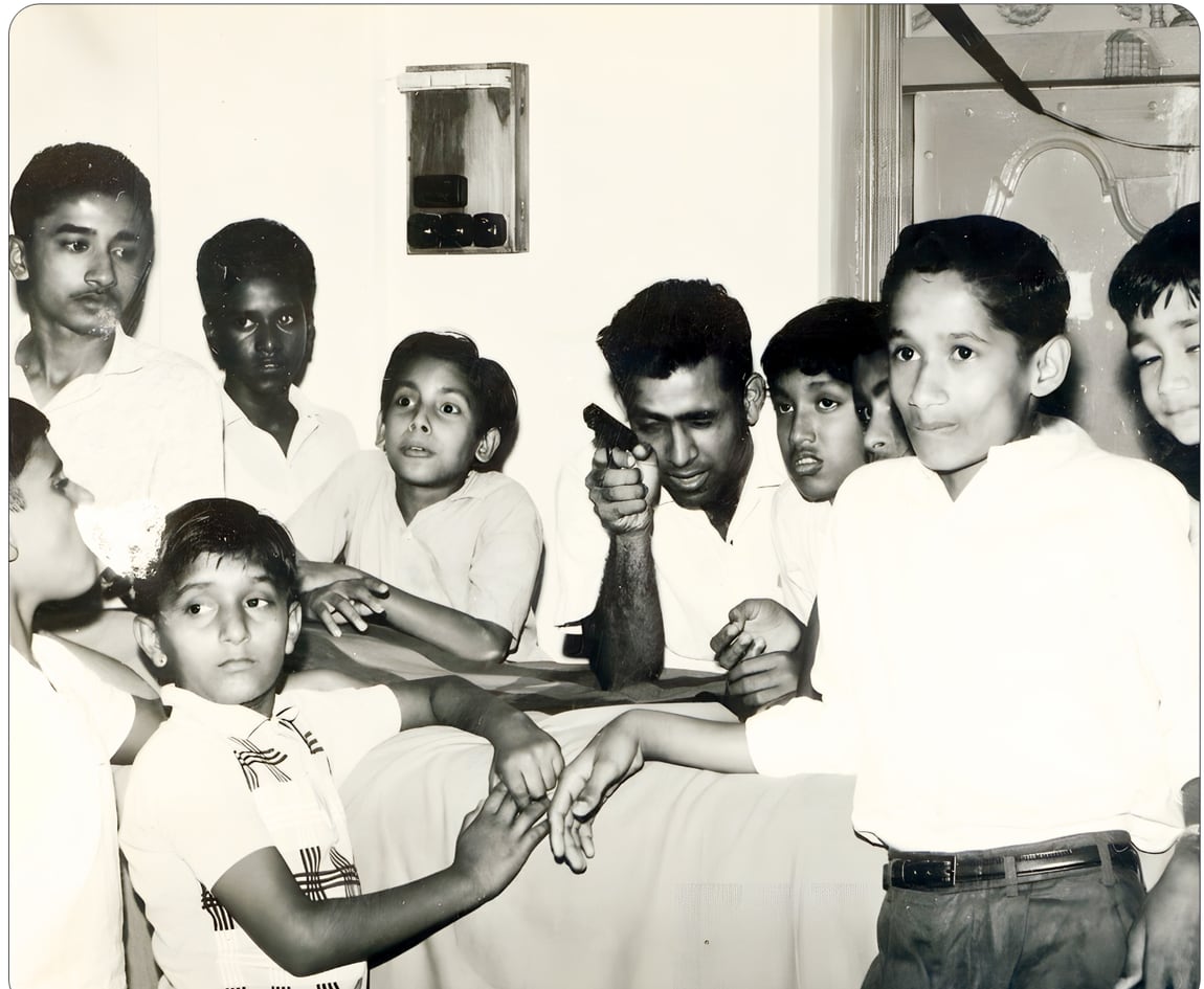Promesse with his students