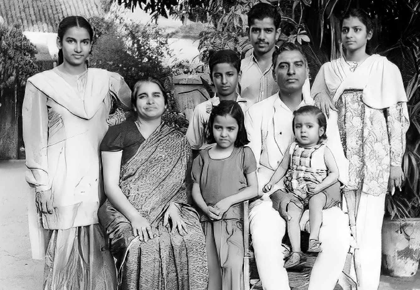 Promesse with his father Surendranath, mother Dayawati, sisters — Lata, Purnima, Tara & brothers — Narendra, Jitendra