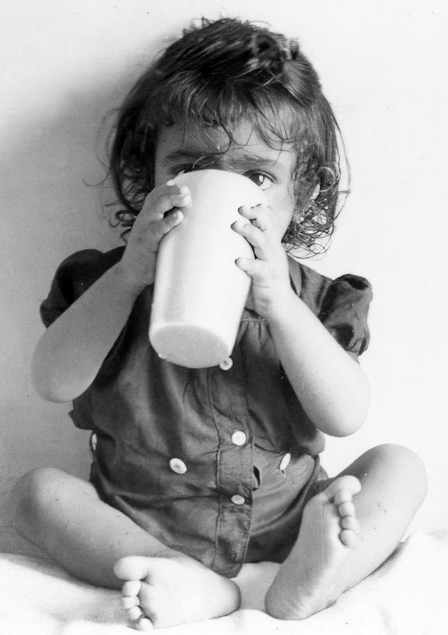 Promesse — dove-eyed innocence hiding behind a glass of milk