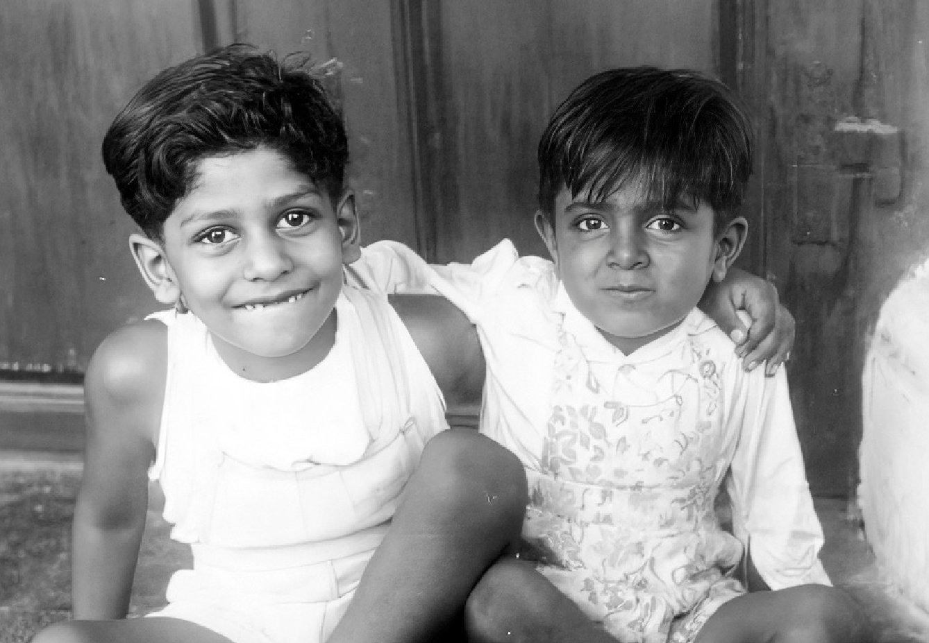 Promesse with Mahi (Mahendra Patil) — childhood friendship captured in an embrace