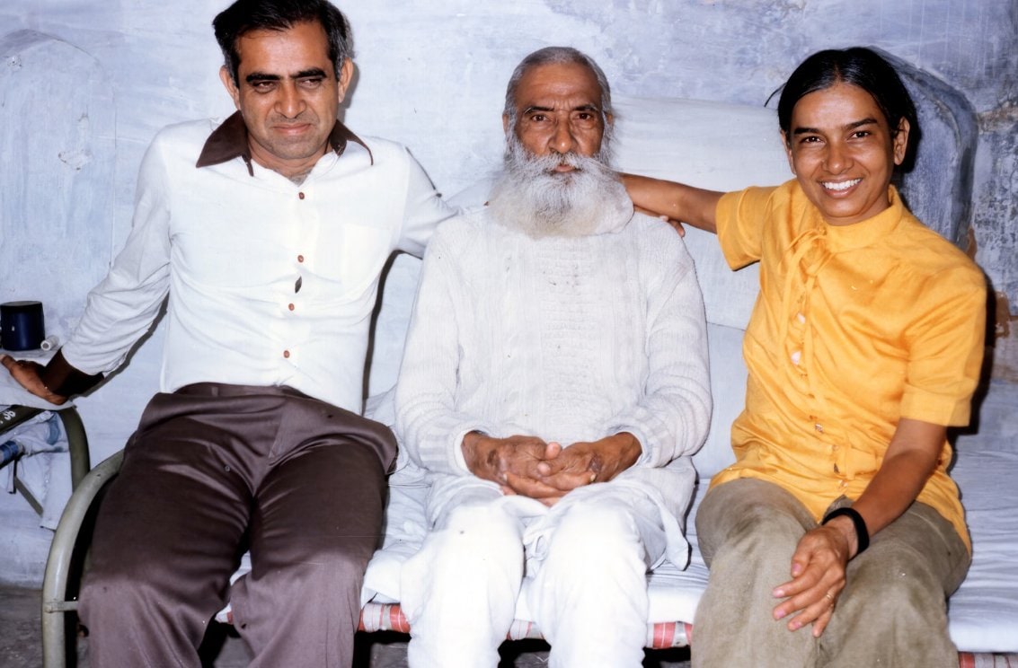 Promesse & Lata with Surendranath Jauhar in Khurja
