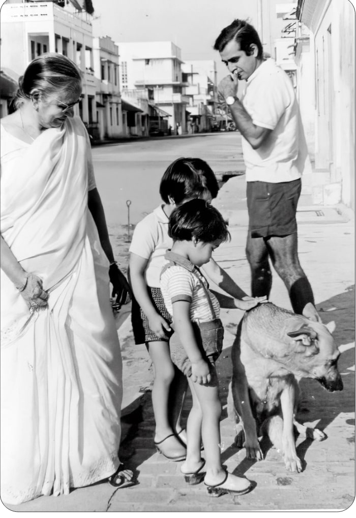 Promesse with his mother and children on a Pondicherry street