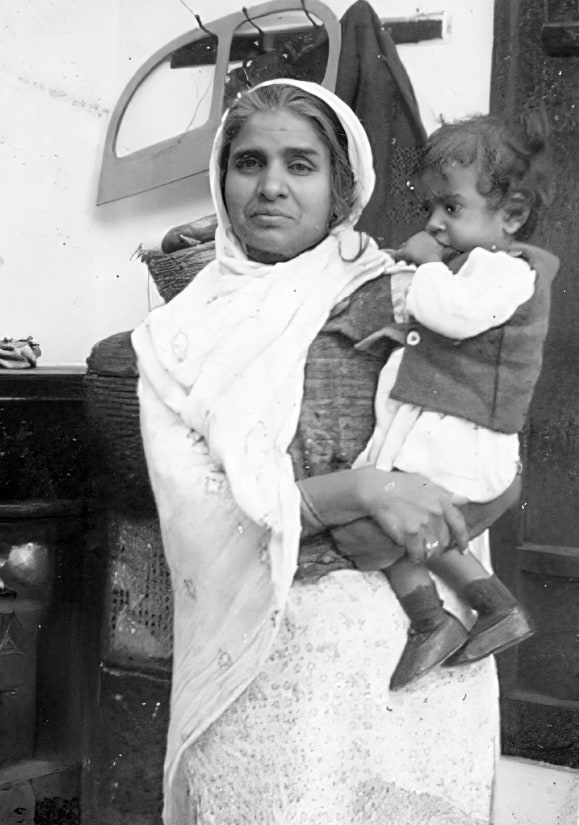 Dayawati Jauhar holding her infant son Promesse