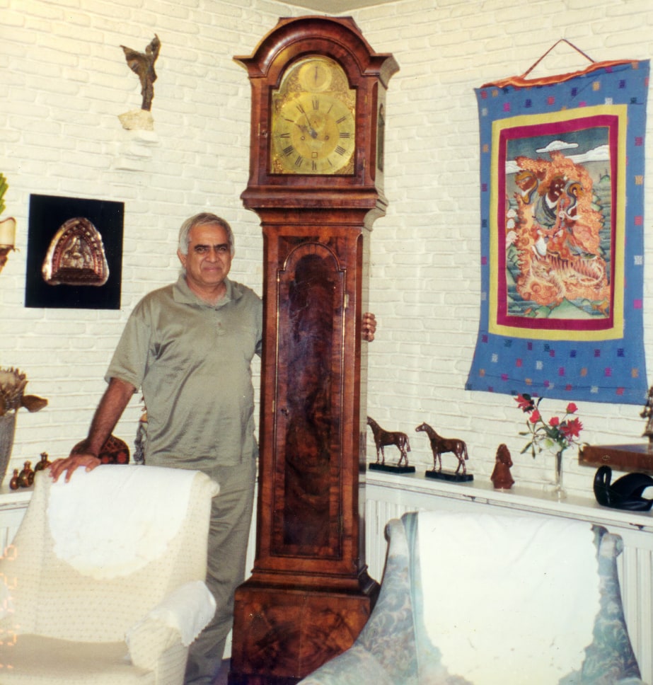 Arms around time - Promesse posing with a grandfather clock