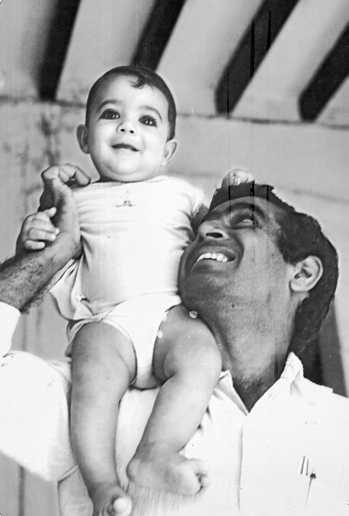 Promesse with his nephew Viresh & Nitesh on his shoulder