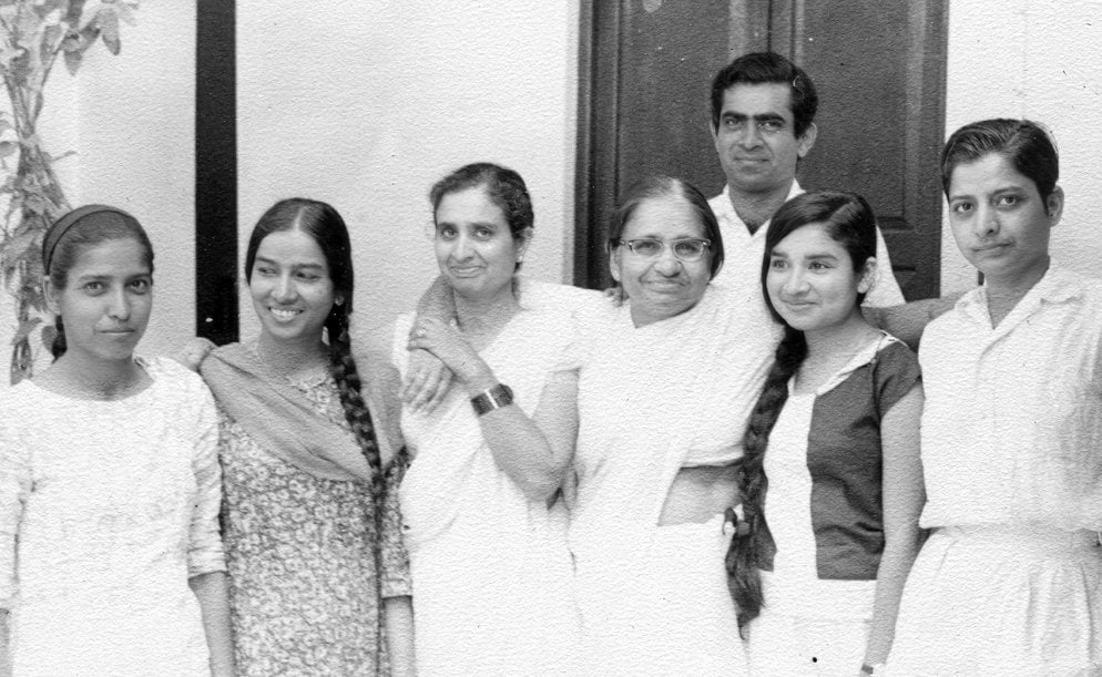 Chitra, Lata, Ram Chachi, Dayawati, Promesse, Richa & Tara