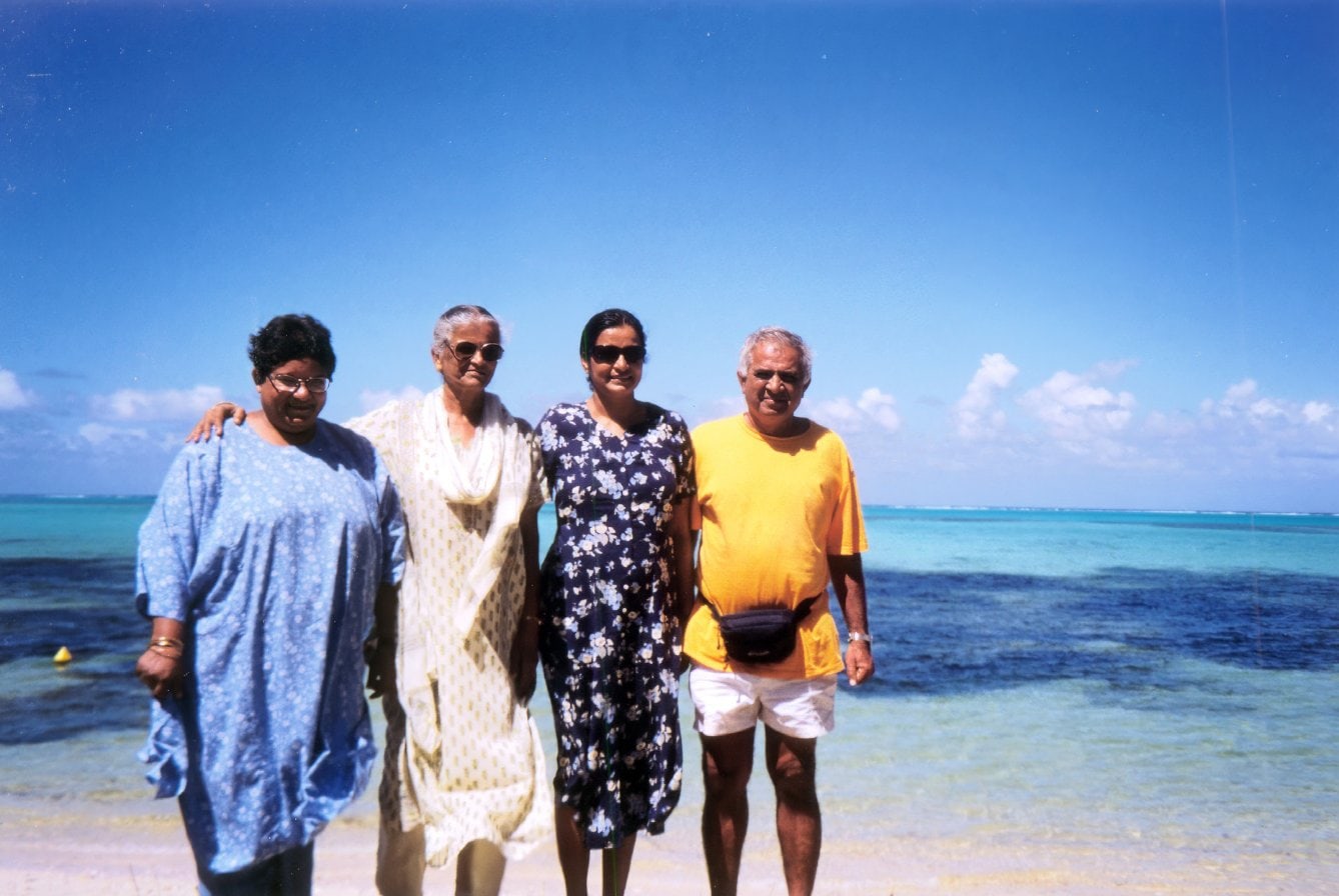 Pinu, Urmila, Vandana, Promesse at Beach of New Caledonia - 26 March 2001